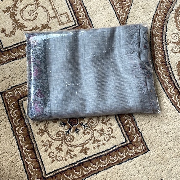 Grey one of a kind flower scarf brand new handcrafted - Picture 3 of 4